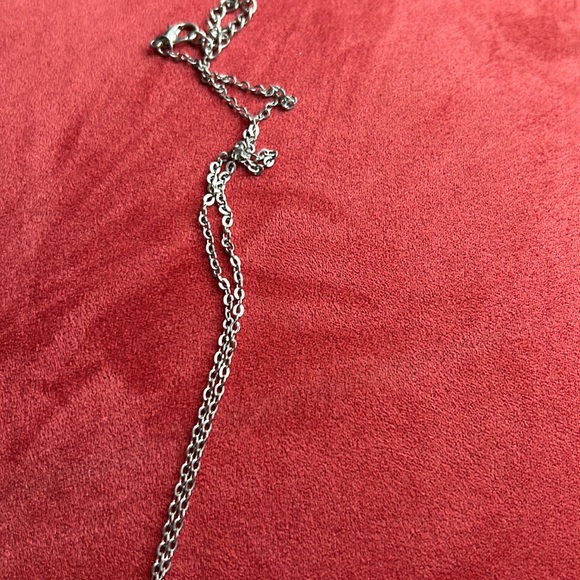 Women necklace with chain.it s not silver but good material.very good condition. - Picture 3 of 4
